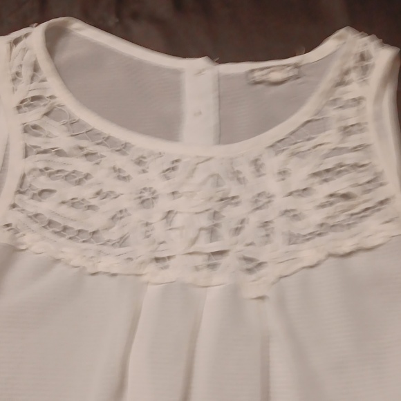 Eye shadow, cream lace detail, with button on the back. - Picture 3 of 5